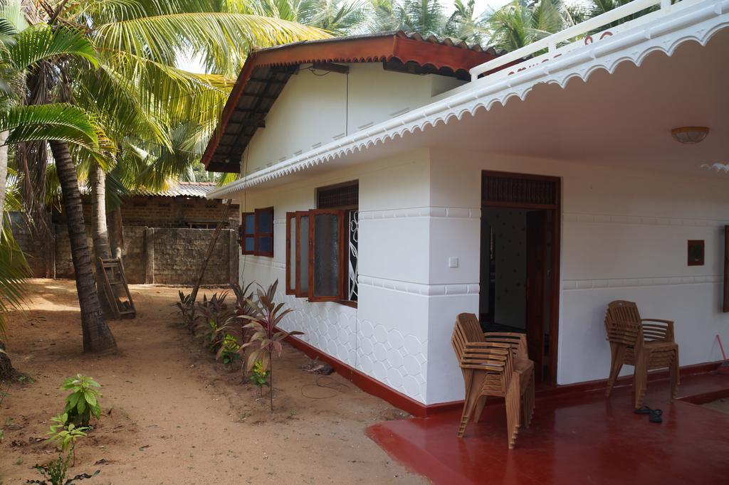 Little White House Trincomalee Bagian luar foto