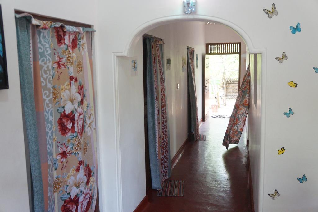 Little White House Trincomalee Bagian luar foto