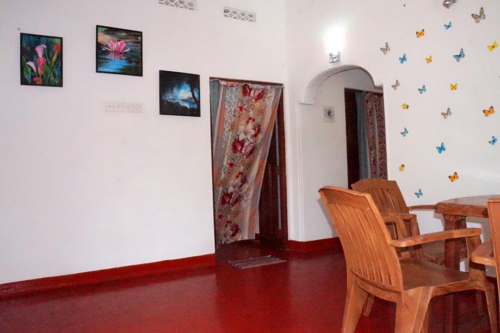 Little White House Trincomalee Bagian luar foto