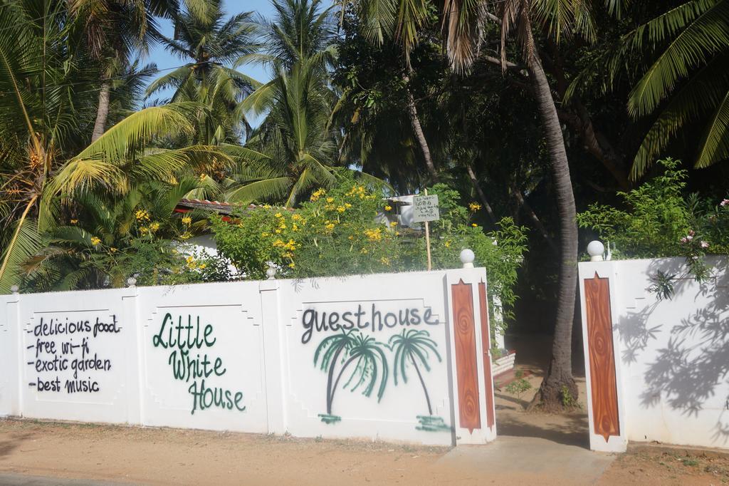 Little White House Trincomalee Bagian luar foto