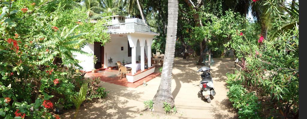 Little White House Trincomalee Bagian luar foto