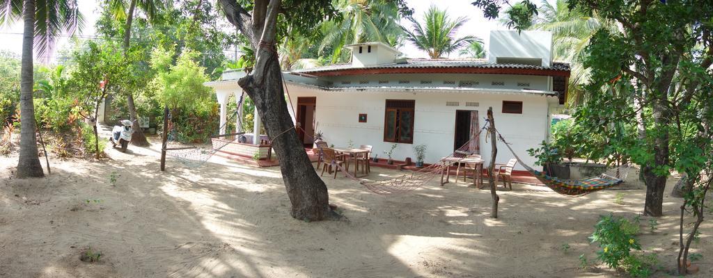 Little White House Trincomalee Bagian luar foto