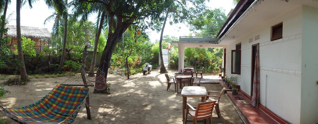 Little White House Trincomalee Bagian luar foto