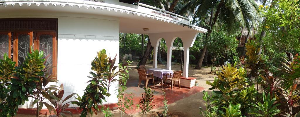 Little White House Trincomalee Bagian luar foto