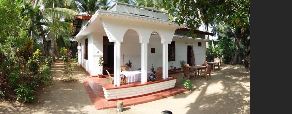 Little White House Trincomalee Bagian luar foto