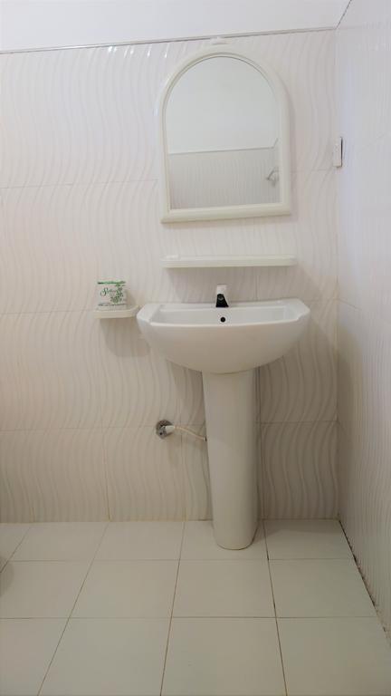 Little White House Trincomalee Bagian luar foto
