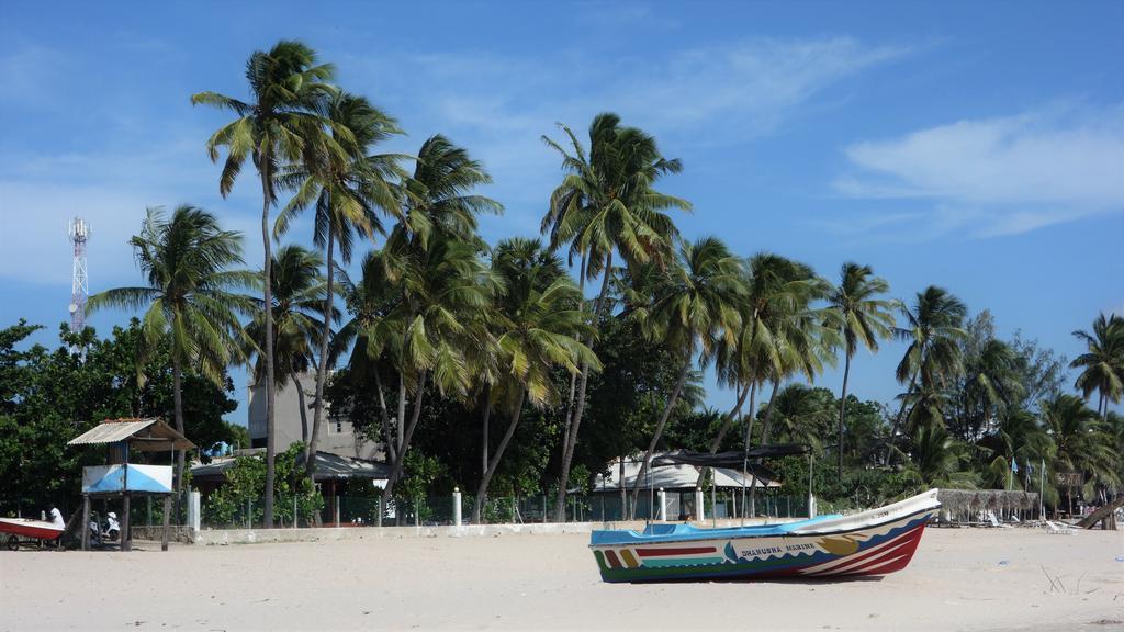 Little White House Trincomalee Bagian luar foto