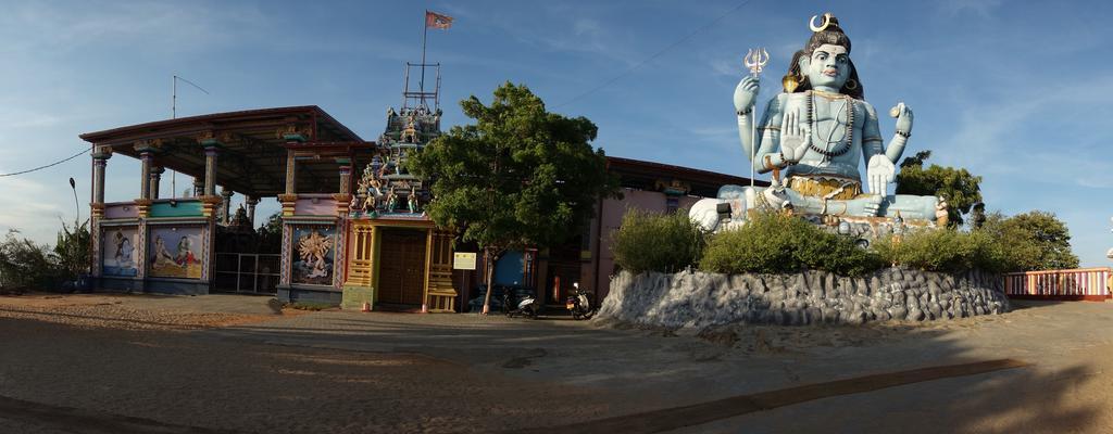 Little White House Trincomalee Bagian luar foto