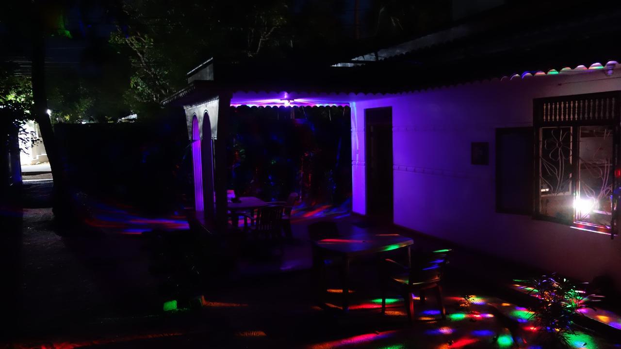 Little White House Trincomalee Bagian luar foto