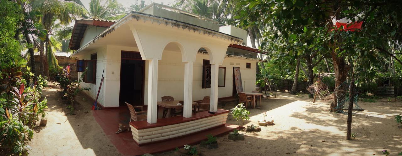 Little White House Trincomalee Bagian luar foto